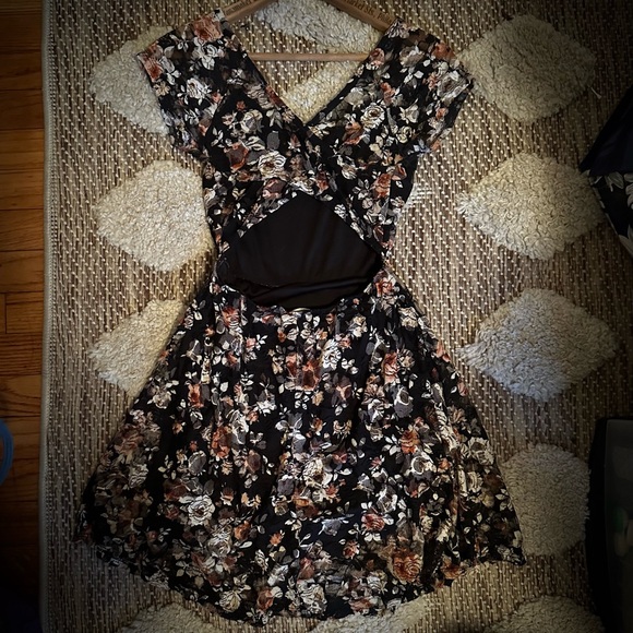 L8ter Black & Floral Open Back Lace Mini Dress S - Picture 3 of 11